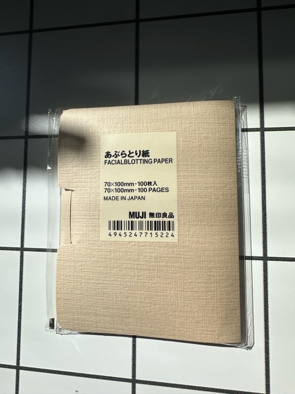 Muji blotting paper for face 100 sheets.Sealed.
For mattifying skin in humidity